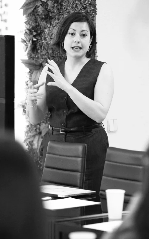 Irene dando una charla con Be You Comunicación