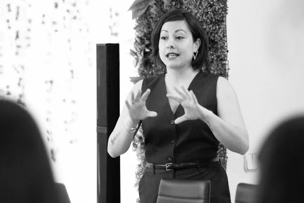 Irene dando una charla con Be You Comunicación
